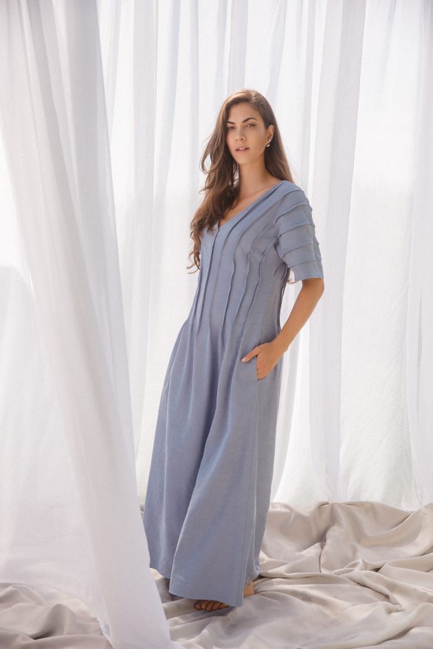 niebieska sukienka maxi