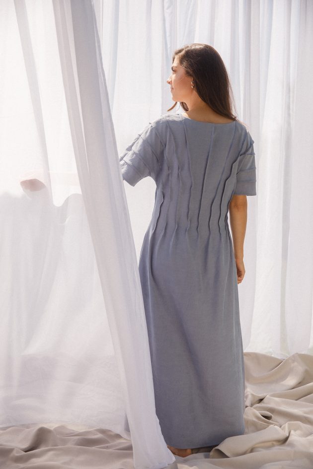 niebieska sukienka maxi